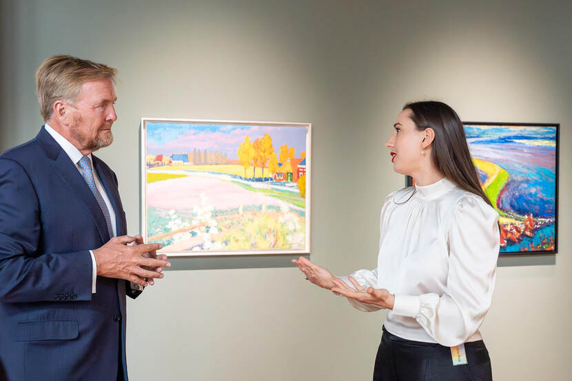 Koning bezoekt Maarhuizen voor behoud cultureel erfgoed in aardbevingsgebied en opent Kunstcentrum De Ploeg in Wehe-den Hoorn