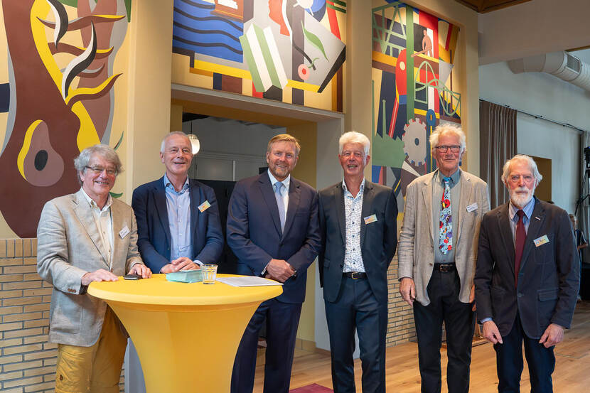 Koning bezoekt Maarhuizen voor behoud cultureel erfgoed in aardbevingsgebied en opent Kunstcentrum De Ploeg in Wehe-den Hoorn