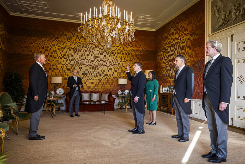 Beëdiging minister Moes van Onderwijs, Cultuur en Wetenschap