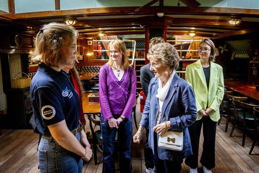 Prinses Margriet bezoekt ‘Oosterschelde’ tijdens de Wereldhavendagen