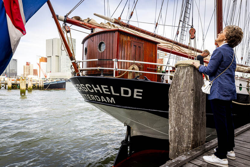 Prinses Margriet bezoekt ‘Oosterschelde’ tijdens de Wereldhavendagen