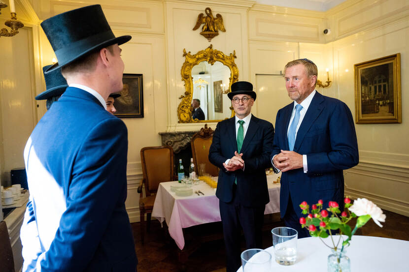 Koning Willem-Alexander is bij de viering ter gelegenheid van het 350-jarig bestaan van de Portugese synagoge in Amsterdam.