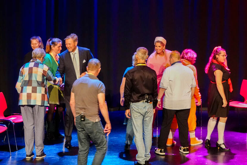 Koninklijk Paar bij repetitie theaterproductie Lelystad
