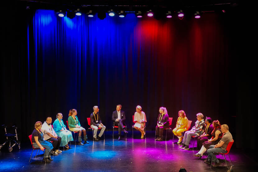 Koninklijk Paar bij repetitie theaterproductie Lelystad