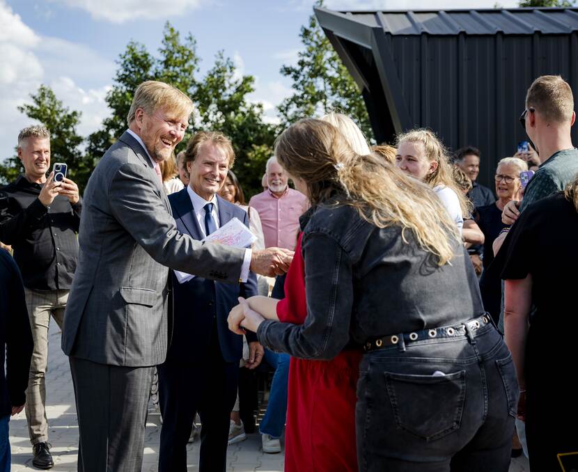 Koning Willem-Alexander bezoekt het ouderinitiatief ‘De Droom van Schalkwijk’, een woon- en dagbestedingslocatie voor ernstig verstandelijk beperkte jongvolwassenen.