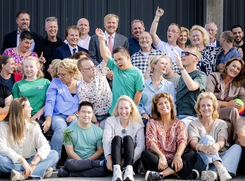 Koning Willem-Alexander bezoekt het ouderinitiatief ‘De Droom van Schalkwijk’, een woon- en dagbestedingslocatie voor ernstig verstandelijk beperkte jongvolwassenen.