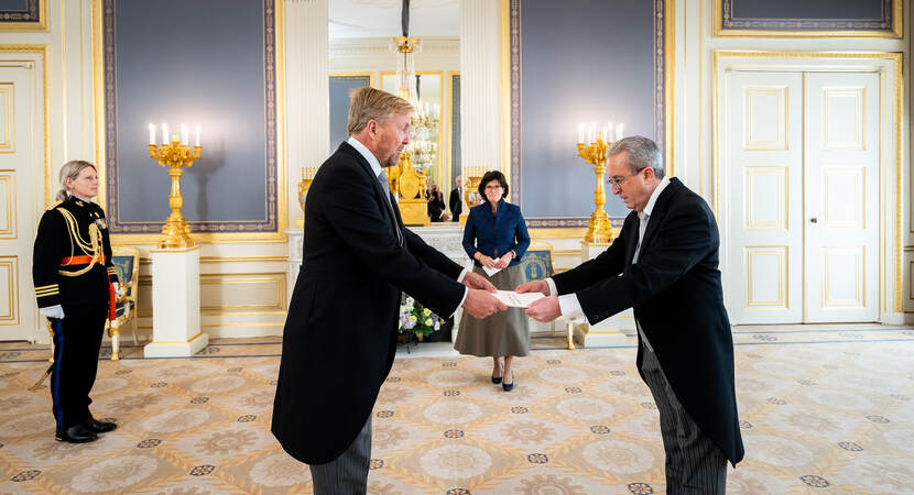 De ambassadeur van Israël, overhandigt zijn geloofsbrieven aan de Koning