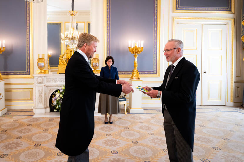 De ambassadeur van Zweden overhandigt zijn geloofsbrieven aan de Koning