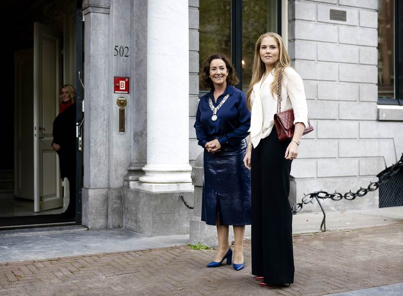 Prinses van Oranje wordt ontvangen door burgemeester Halsema van Amsterdam.