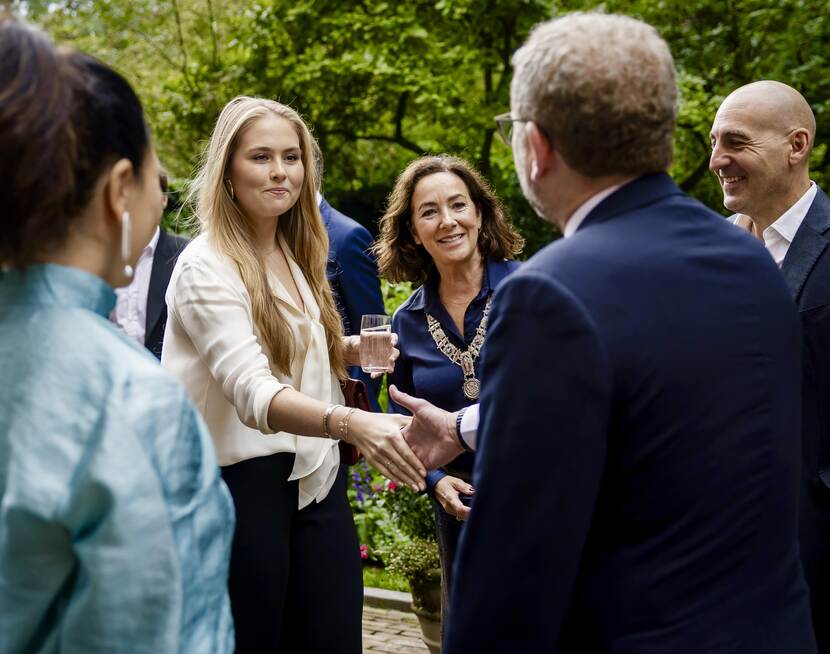 De Prinses van Oranje gaat op uitnodiging van burgemeester Femke Halsema in gesprek met het gemeentebestuur en inwoners van Amsterdam.