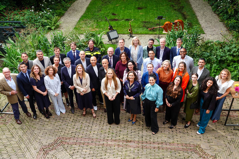 De Prinses van Oranje gaat op uitnodiging van burgemeester Femke Halsema in gesprek met het gemeentebestuur en inwoners van Amsterdam.