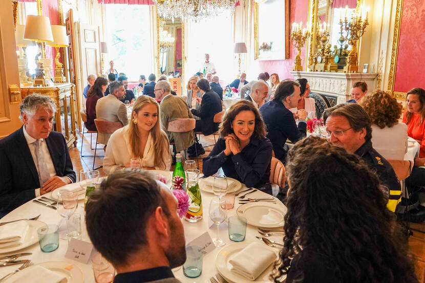 De Prinses van Oranje gaat op uitnodiging van burgemeester Femke Halsema in gesprek met het gemeentebestuur en inwoners van Amsterdam.