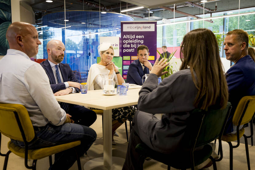 Koningin Máxima is aanwezig bij de viering van haar vijftienjarig erevoorzitterschap van Wijzer in geldzaken.