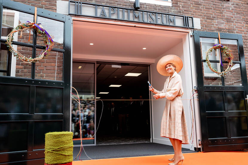 Koningin Máxima opent gerestaureerd Tapijtmuseum