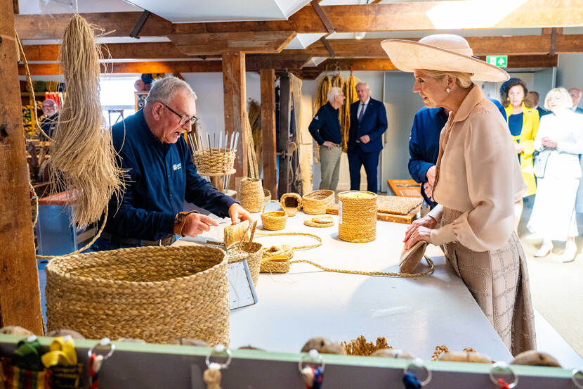 Koningin Máxima opent gerestaureerd Tapijtmuseum