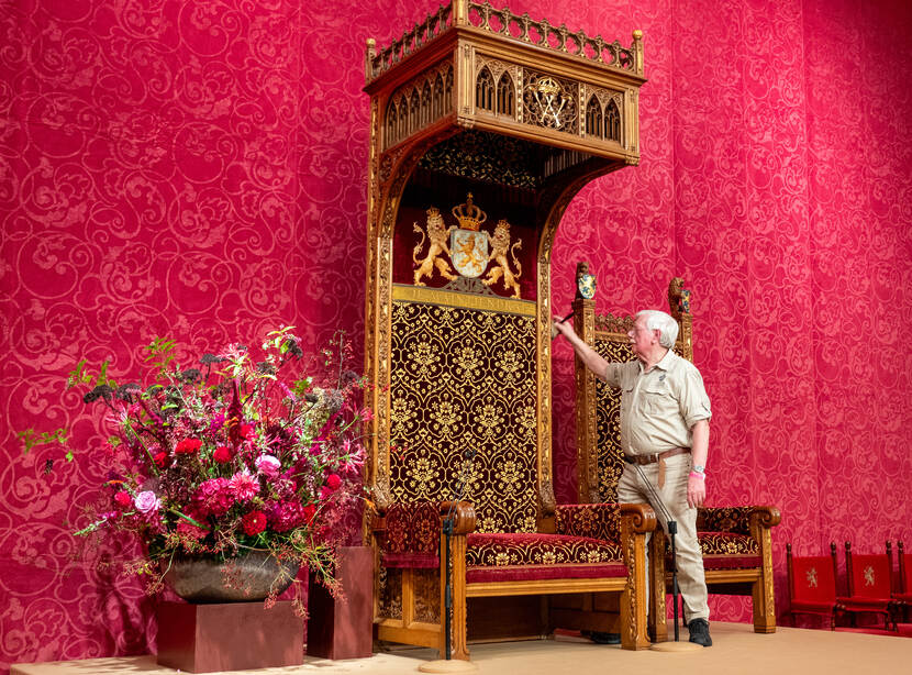 Troon wordt schoongemaakt in Koninklijke Schouwburg voor Prinsjesdag