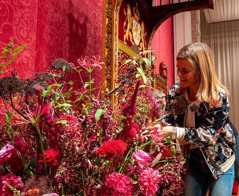 Bloemen worden geschikt in de Koninklijke Schouwburg voor Prinsjesdag