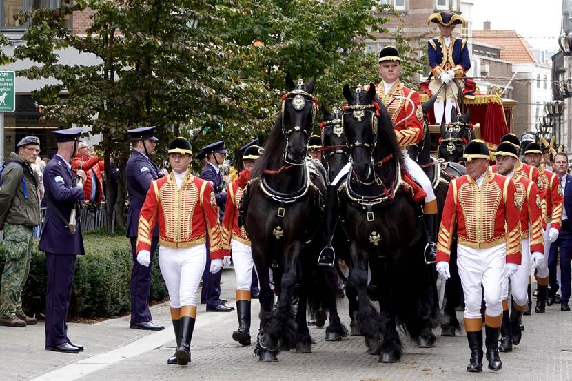 De Koninklijke stoet is vanaf Paleis Noordeinde onderweg naar de Koninklijke Schouwburg