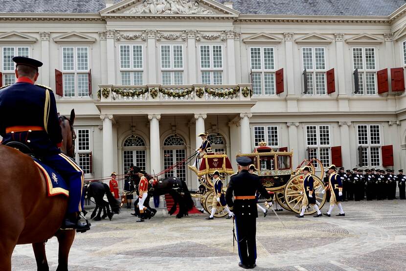Koninklijke stoet bij Paleis Noordeinde voor vertrek naar de Koninklijke Schouwburg