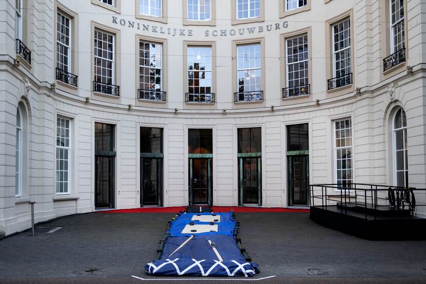 Laatste voorbereidingen voor Prinsjesdag bij de Koninklijke Schouwburg.