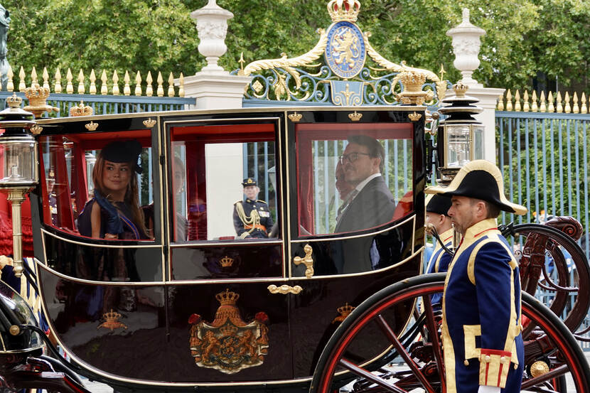 Prins Constantijn en Prinses Ariane in koets op weg naar de Koninklijke Schouwburg