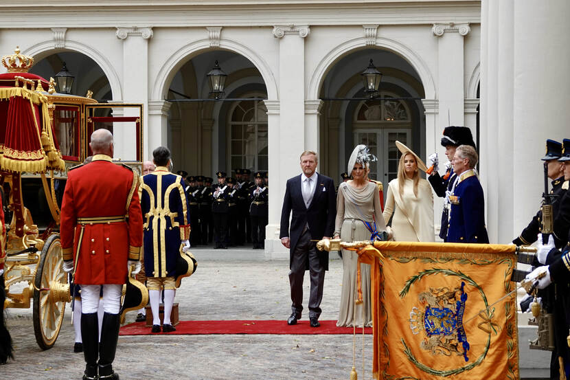 Koning Willem-Alexander, Koningin Máxima en de Prinses van Oranje groeten het vaandel bij Paleis Noordeinde