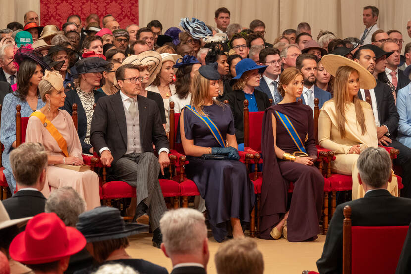 Prinses Laurentien, Prins Constantijn en de prinsessen Ariane, Alexia en de Prinses van Oranje bij het uitspreken van de Troonrede 2025