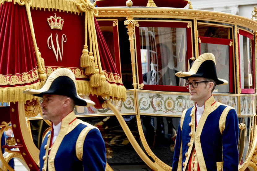 De Koning, Koningin Máxima en de Prinses van Oranje rijden in de Glazen Koets naar de Koninklijke Schouwburg.