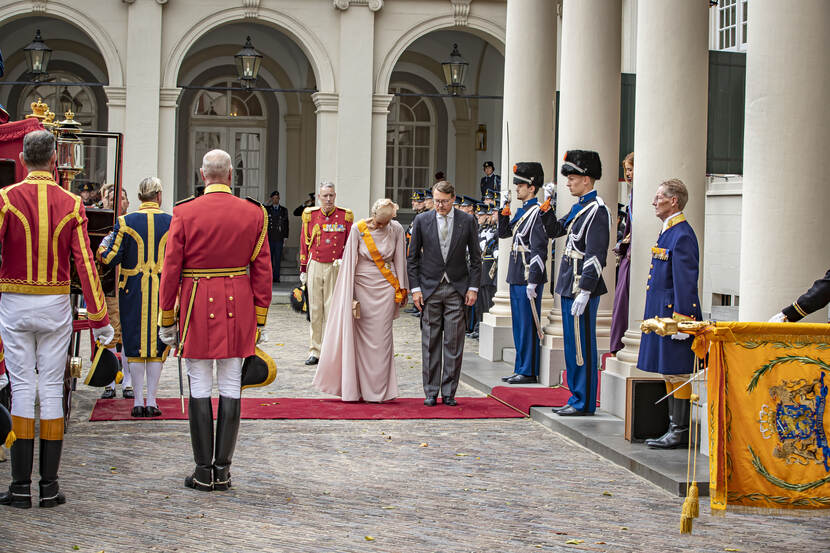 Prins Constantijn en Prinses Laurentien groeten het vaandel bij Paleis Noordeinde