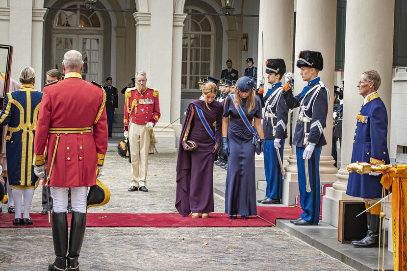 Prinses Alexia en Prinses Ariane groeten het vaandel bij Paleis Noordeinde