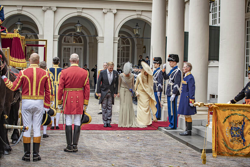 Koning Willem-Alexander, Koningin Máxima en de Prinses van Oranje groeten het vaandel bij Paleis Noordeinde