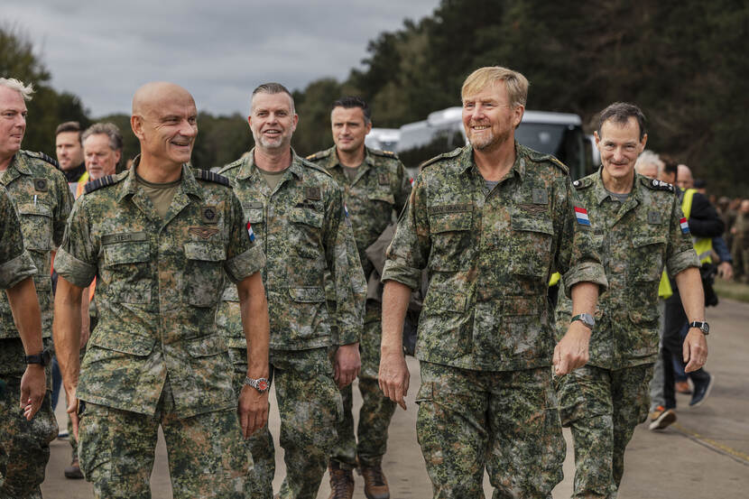 Koning aanwezig bij para-oefening Falcon Leap