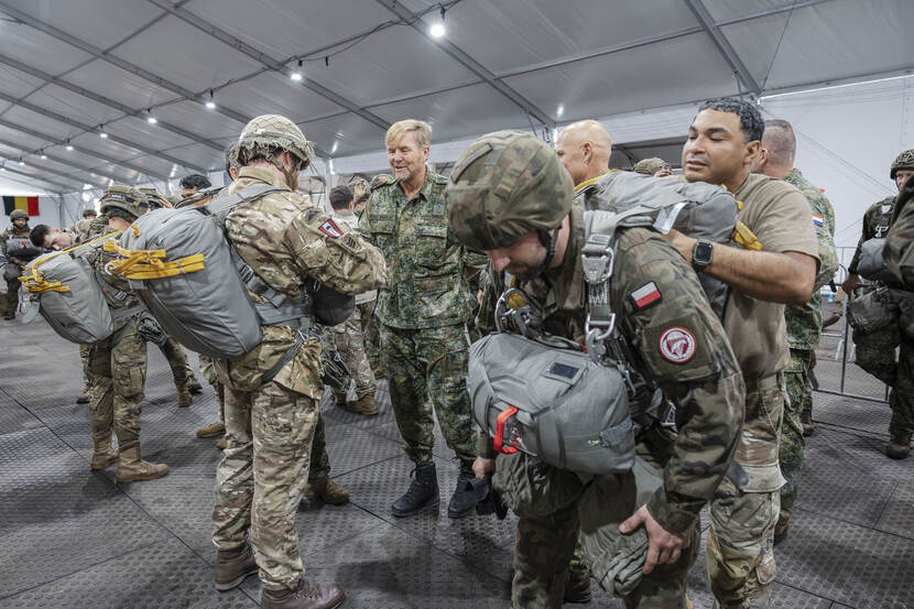 Koning aanwezig bij para-oefening Falcon Leap