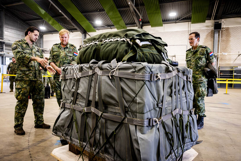 Koning aanwezig bij para- oefening Falcon Leap