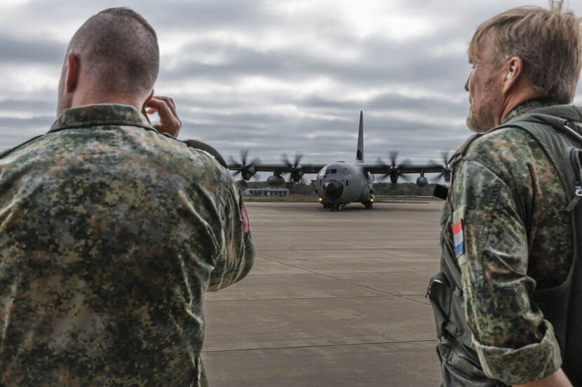 Koning aanwezig bij para-oefening Falcon Leap
