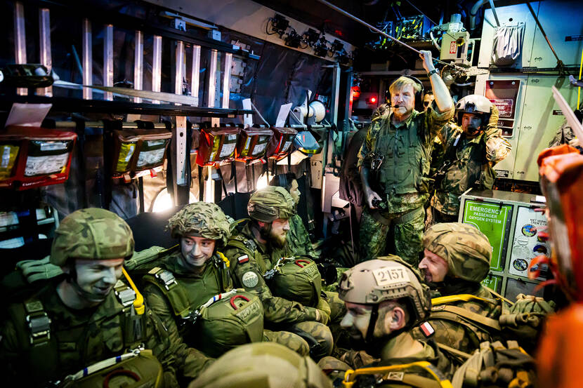 Koning aanwezig bij para-oefening Falcon Leap