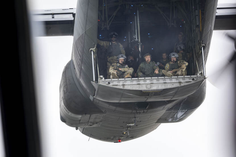 Koning aanwezig bij para-oefening Falcon Leap