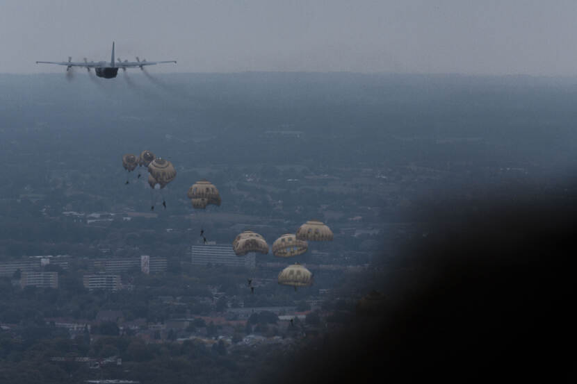 Koning aanwezig bij para-oefening Falcon Leap