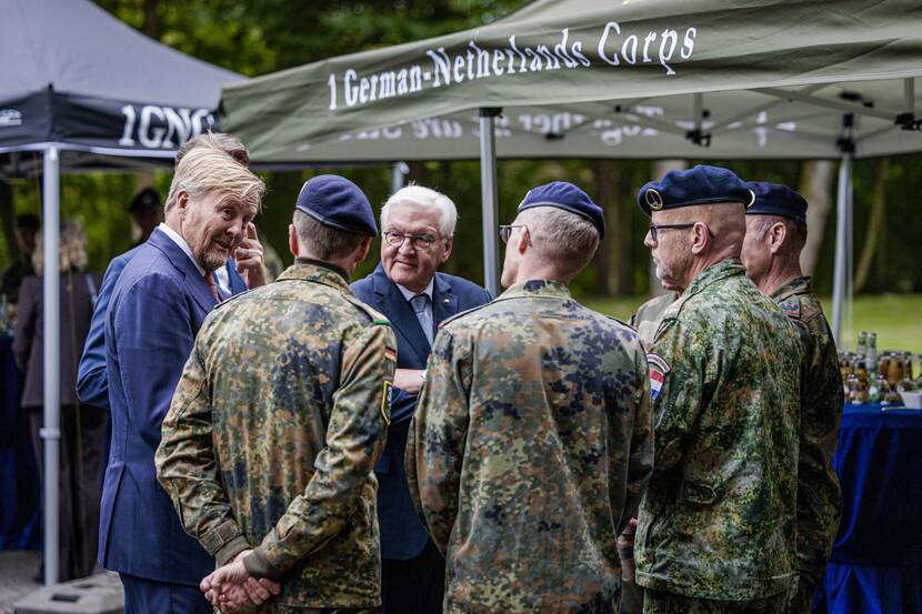 Koning bezoekt 1 Duits-Nederlands Legerkorps in Münster