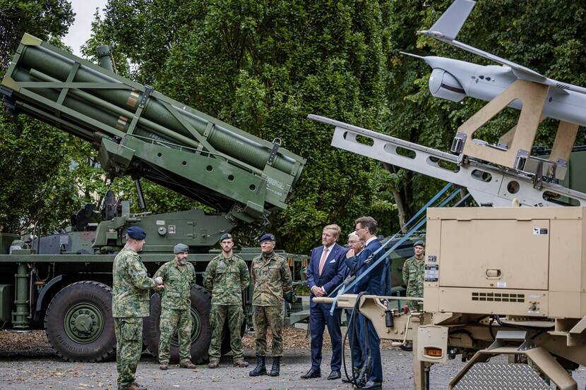 Koning bezoekt 1 Duits-Nederlands Legerkorps in Münster