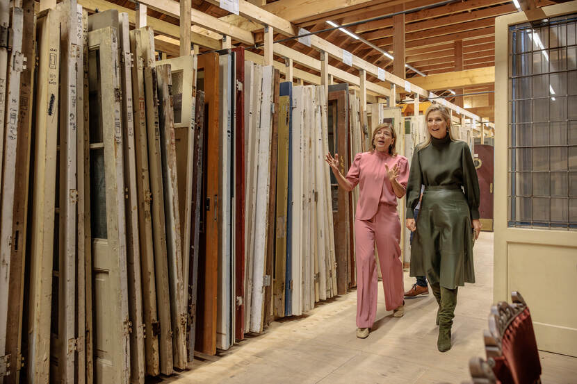 Koningin Máxima bezoekt praktijkcentrum voor ambachtsopleidingen