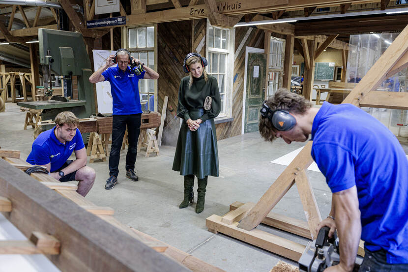 Koningin Máxima bezoekt praktijkcentrum voor ambachtsopleidingen