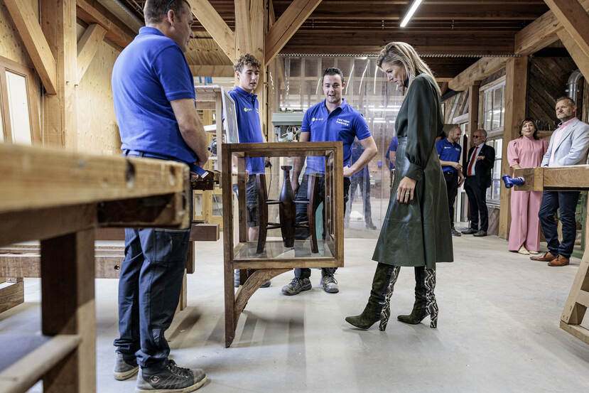 Koningin Máxima bezoekt praktijkcentrum voor ambachtsopleidingen