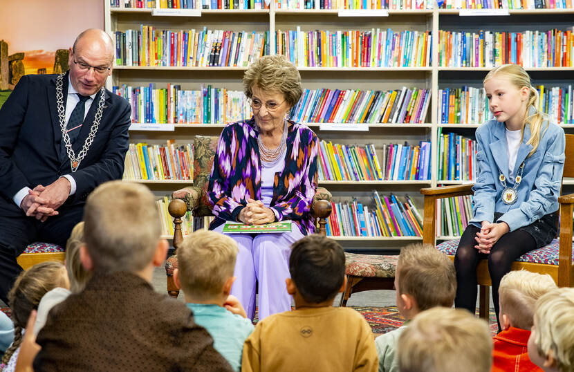 Prinses Margriet leest voor tijdens de Kinderboekenweek