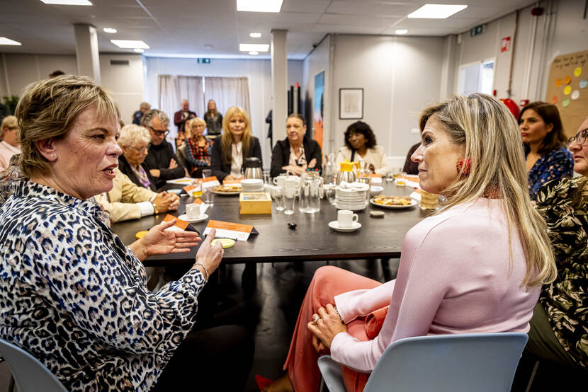 Koningin Máxima brengt een werkbezoek aan Sterke Buurtverbinders in Roermond