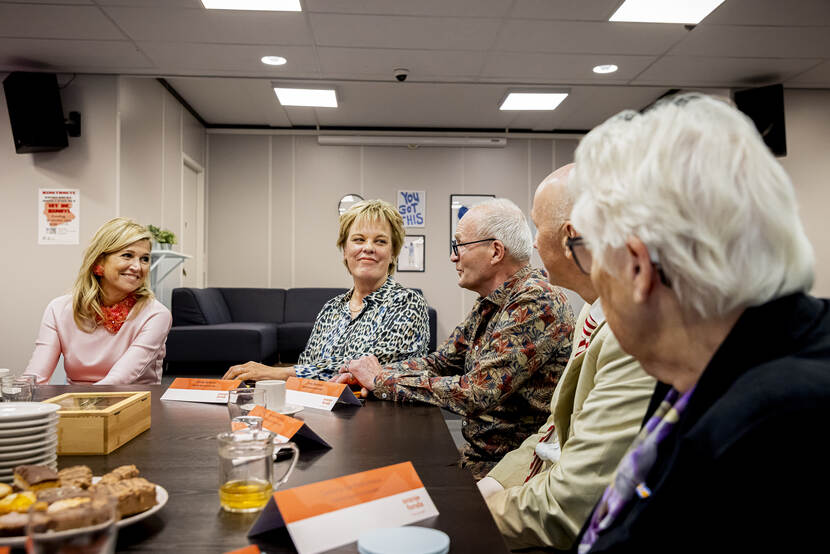 Koningin Máxima brengt een werkbezoek aan Sterke Buurtverbinders in Roermond
