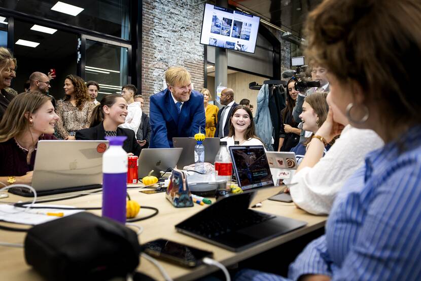 Koning brengt werkbezoek aan Fontys Journalistiek Tilburg