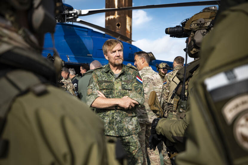 Koning bezoekt internationale oefening Autumn Waves in Schiedam