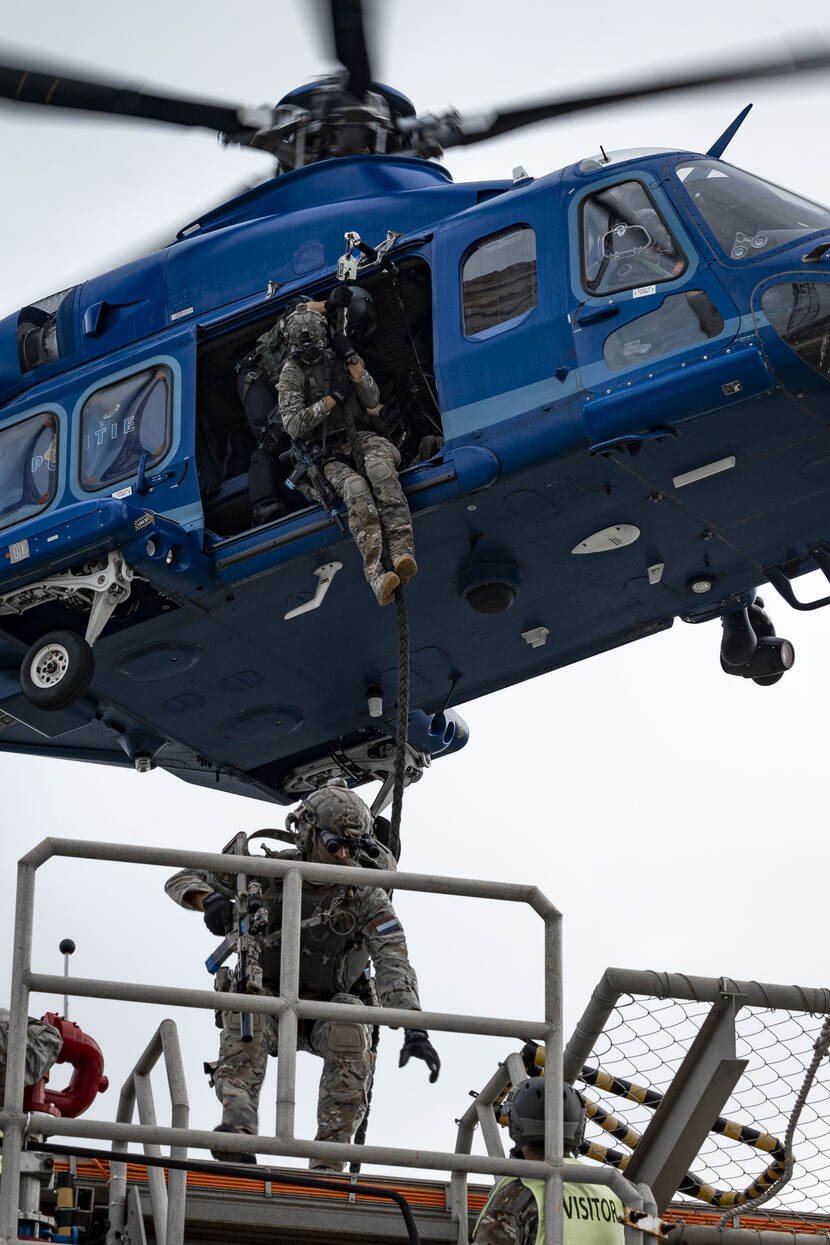 Koning bezoekt internationale oefening Autumn Waves in Schiedam