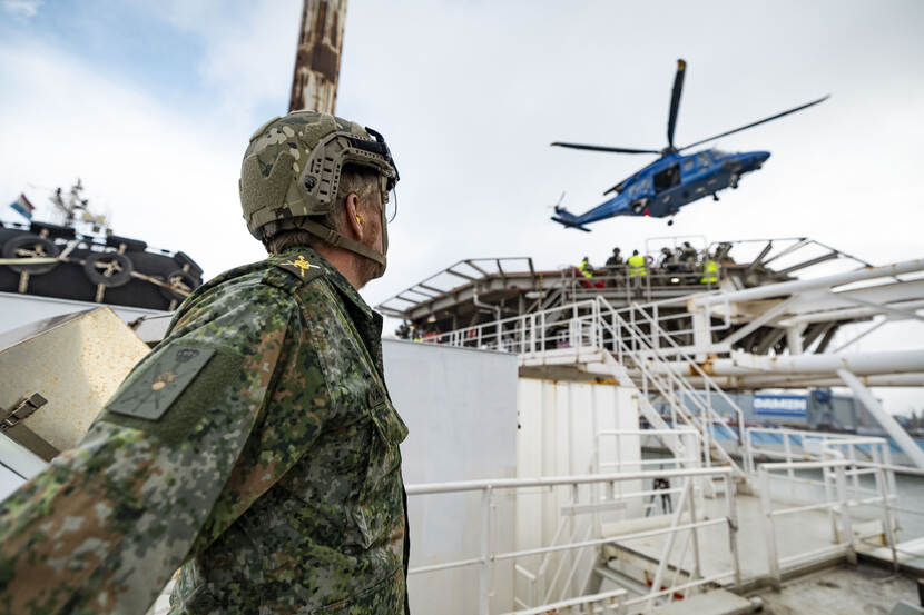 Koning bezoekt internationale oefening Autumn Waves in Schiedam
